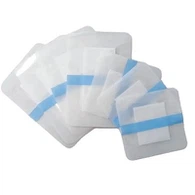 Vandeniui atsparūs tvarsčiai jautriai odai